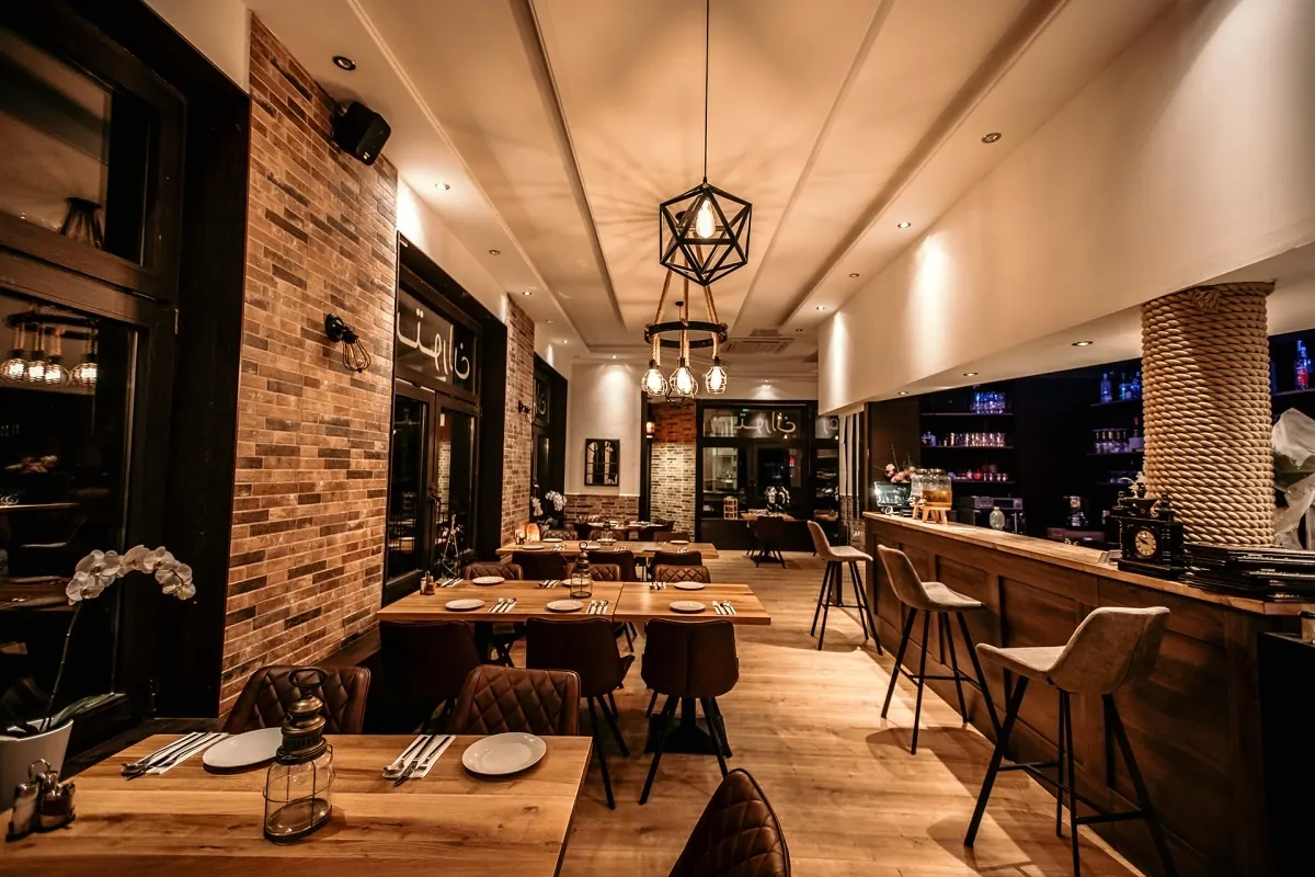 Innenbereich Restaurant Safran in Düsseldorf — Tische gedeckt