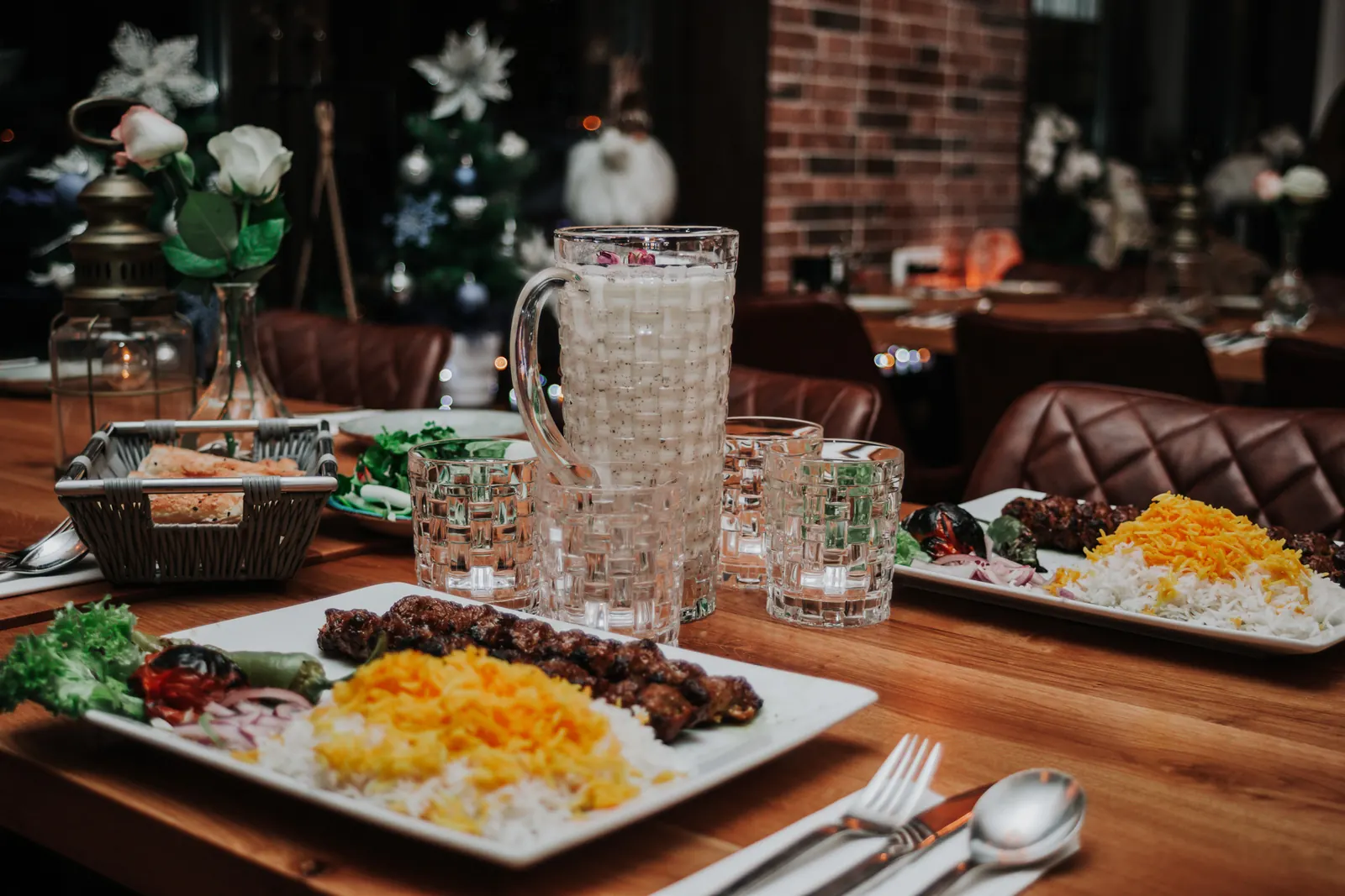 Gedeckter Tisch mit persischen Speisen im Restaurant Safran